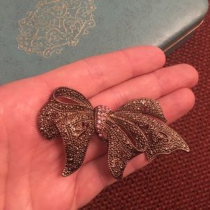 Jeweled bow brooch, rose / pink jeweled